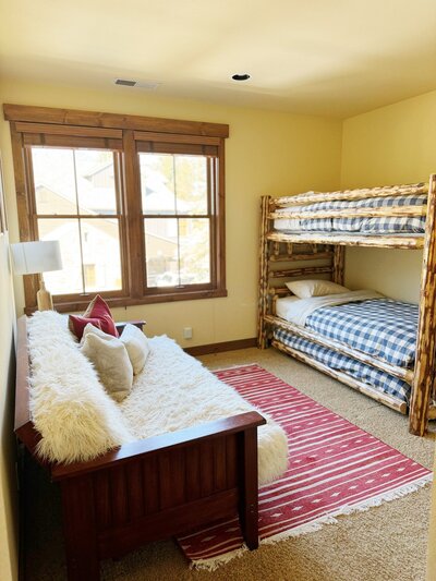 Kid-friendly bunk room at Pyramid Peak Adventure House, Mammoth Lakes, designed to sleep up to 4 guests comfortably.