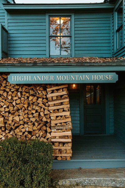 studio plush design signage for highlander mountain house