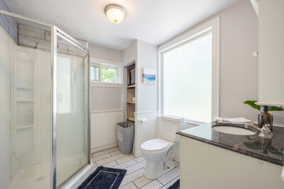 126 Pine Point main bath (1)