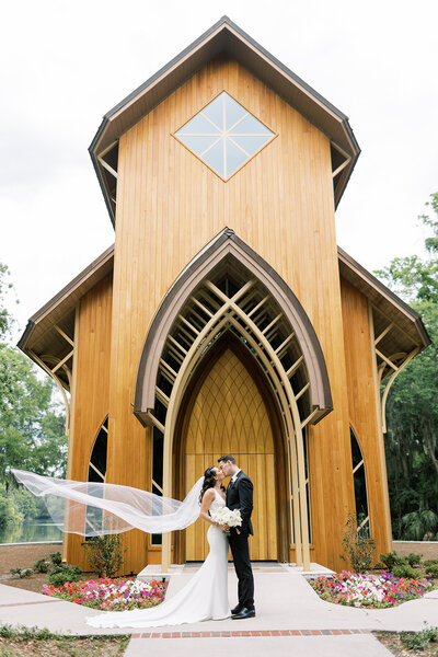 colony hotel wedding ceremony for Jaque and Aaron at east garden 