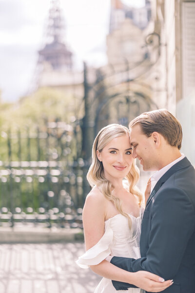 Image of bride and groom in Paris by L'Amour de Paris Photographers