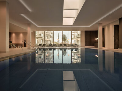 Großflächiger Pool im 639 THE VELA SPA.