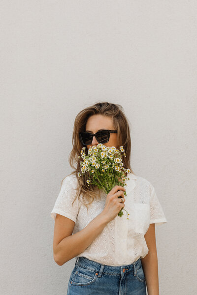 Melina zeichnet im Büro etwas auf ihrem iPad
