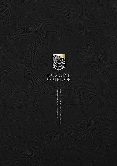 Verso depliant Domaine Cote d'Or. Papier noir texturé avec rainures et logo. Support imprimé crée par le STudio Youmé, graphisme à Saint-Gilles-Croix-de-Vie en Vendée.