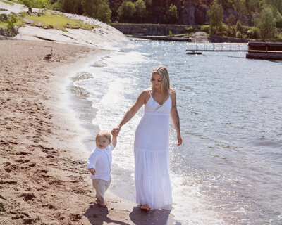 Smilende familie samlet til profesjonell fotografering