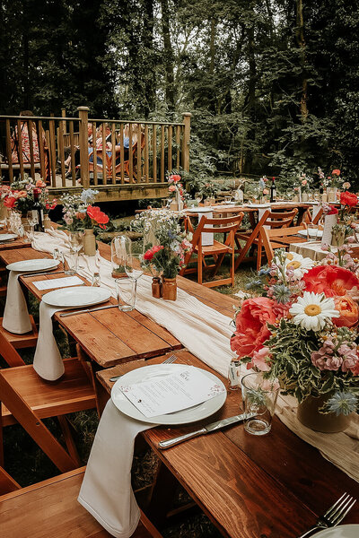 Peach roses and white plates wedding breakfast table decor