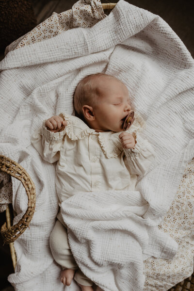 Fotograaf Medemblik newbornshoot moederschap baby  Noord-Holland