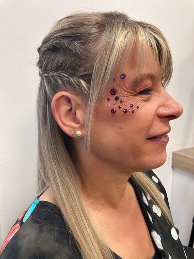 Festival make-up laten doen, feestkapsel en make-up, feest make-up aan huis. Glamora Make-up en Hair artist, MUAH Beerzel, Antwerpen.