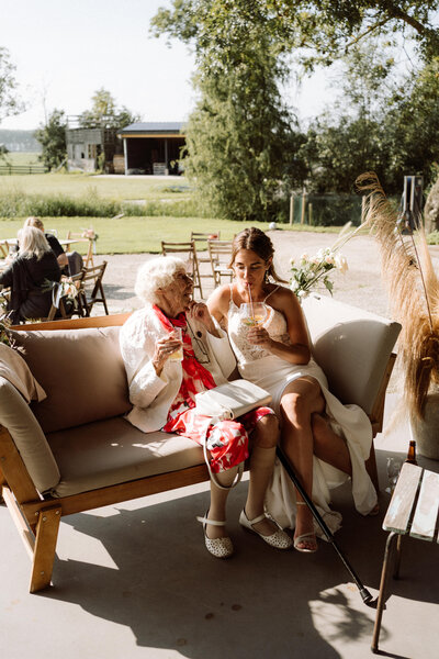 Bruiloft bij Freeland Farm Nigtevecht. Bruid drinkt een cocktail met haar oma. 