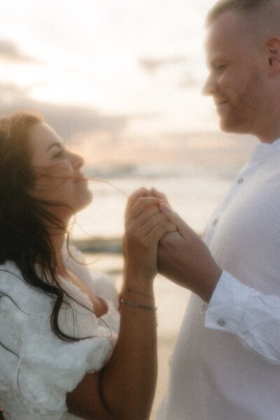 Koppelshoot op het strand van Katwijk in zacht, dromerig avondlicht door Linda Photography