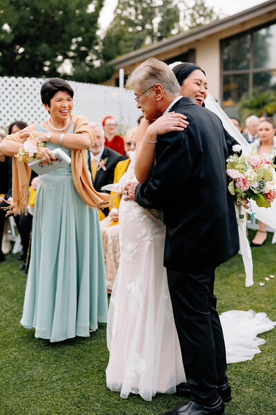 bride hugging dad at los angeles wedding