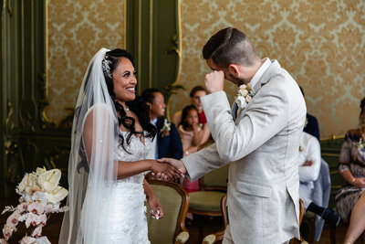 Bruidspaar kijken elkaar aan en bruidegom huilt