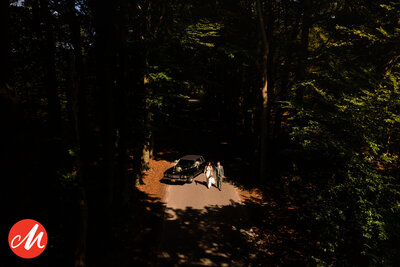 Drone foto op Ginkelse Heide, bruidspaar in zonnevlek