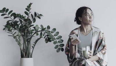 Kvinna funderar kring medberoende
