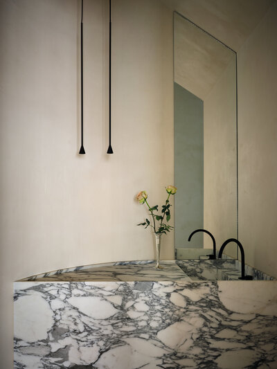 curved-marble-vanity-plaster-shower-austin-home-house-franc