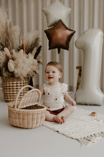 mama in wording houdt zwangere buik vast in mooie beige jurk