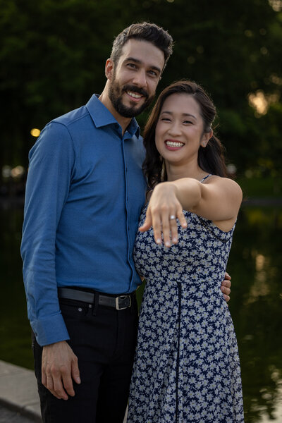 Michelle et Pier-Luc lors de leur session de photos de fiançailles au Lac des Castors de Montréal.