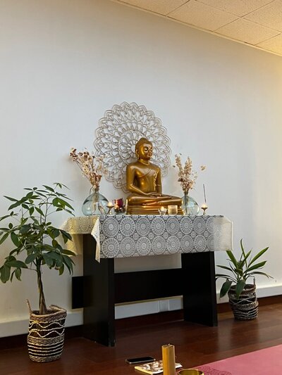 studio de yin yoga avec buddha doré