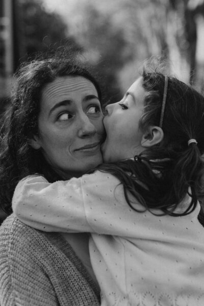 Photo tendre d’une maman et son enfant lors d’une séance famille à Toulouse