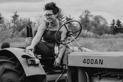 laramie-and-morgan-gardening-session004-75