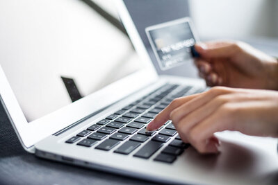 blog-ecommerce-woman-holding-credit-card-using-computer