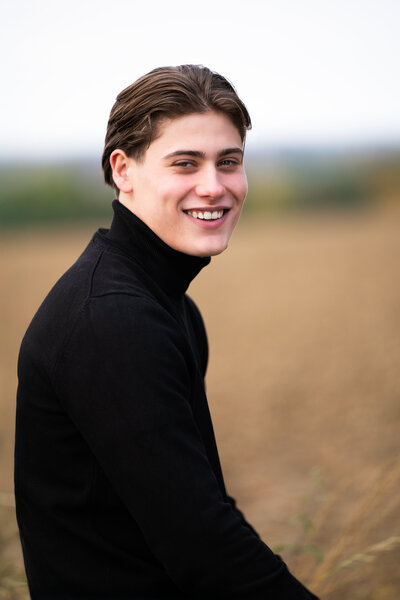 Spontane buitenshoot in de natuur met natuurlijk licht, vastgelegd door Studio 2Shoot op locatie in Zuid-Limburg.