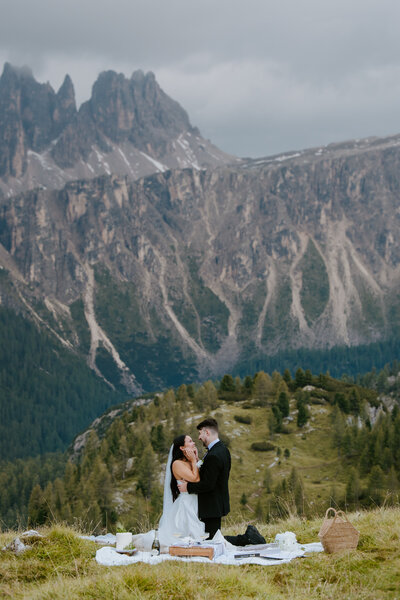 Couple eloping in the dolomites in Cinque Torri