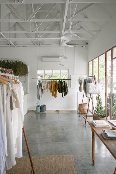 Boutique de prêt à porter au design moderne et scandinave