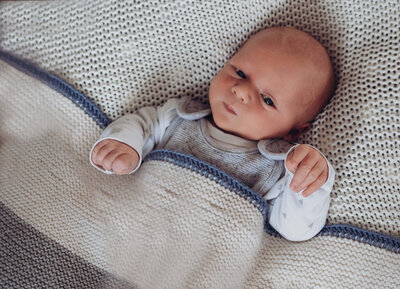 Bild von einem Baby unter der Decke