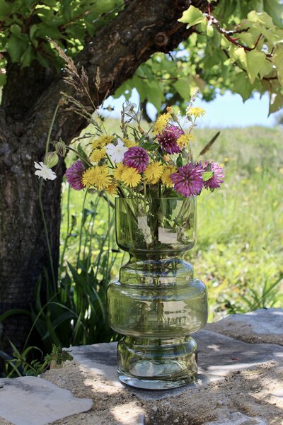 Vaas in glas in de kleur mosgroen