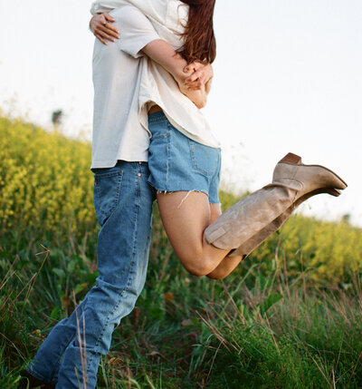 couple kissing on balcony LQBTQ+