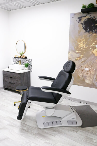 Black Chair and decor of treatment room- Elite Med Spa of Texas