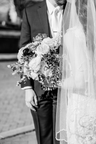annapolis bride and groom black and white flowers