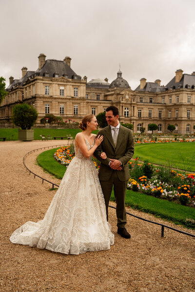 Vrouw zit met haar Samojeed op de grond in het zand