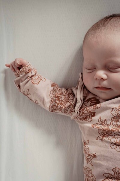 Cakesmash shoot van een meisje met roze tule rokje, taart van Banketbakkerij Ekkelenkamp uit Zwartsluis. Foto door Evita Fotografie