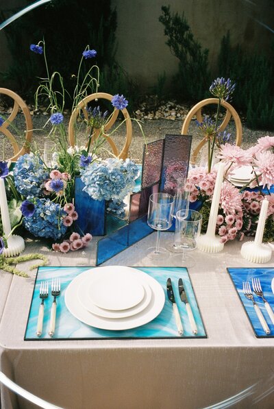 A blue tablescape at a wedding