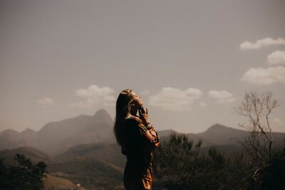 Frau in den Bergen; Yoga Flow; Freiheit und spiritualität für frauen, mütter und schwangere