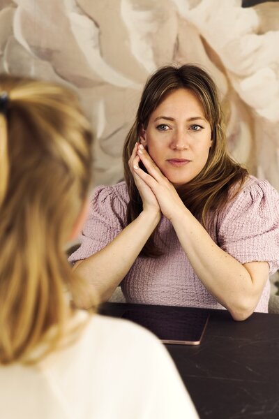 Moederwoede gesprek en advies om hart te luchten bij het gek worden van je kind gevolgd door je boosheid en niet weten waarom je zo boos wordt op je kind