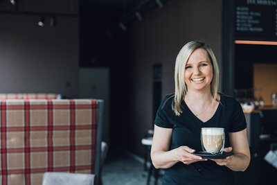 Filialleiterin Anja beim SCHNELL in Thüringen mit einem Café Latte in der Hand