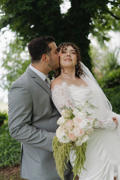 Alabama Wedding Photography that focuses on documentary and editorial photographs while staying true to color.