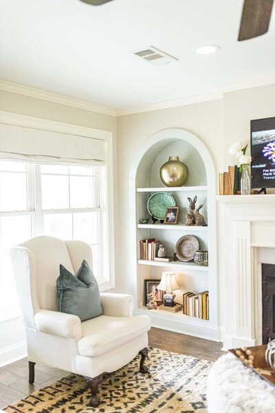 arched-bookshelf-builtins-living-room-moda1