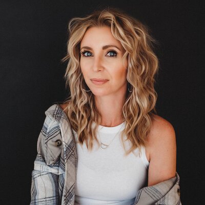Stay gold, a headshot of the woman behind the lens.
