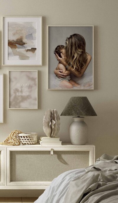chambre bien décorée avec des tableaux accrochés au mur dont un avec une mère et son bébé