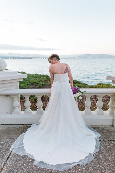 bridal leaning on columns near the beach