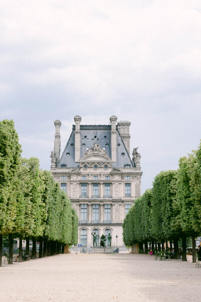 A wedding photo showing off the architecture of Paris