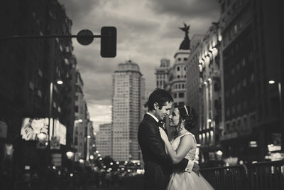 fotografía de postboda en la gran vía de madrid