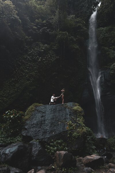 Couple proposing in Iceland