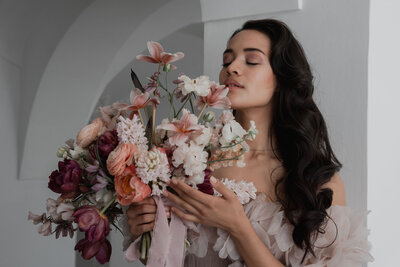Eleganter Brautstrauss als Teil der floralen Hochzeitsdekoration