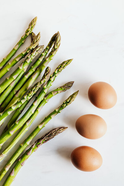 kaboompics_asparagus-eggs-17822