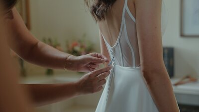 Bridesmaids button up the wedding wedding dress.